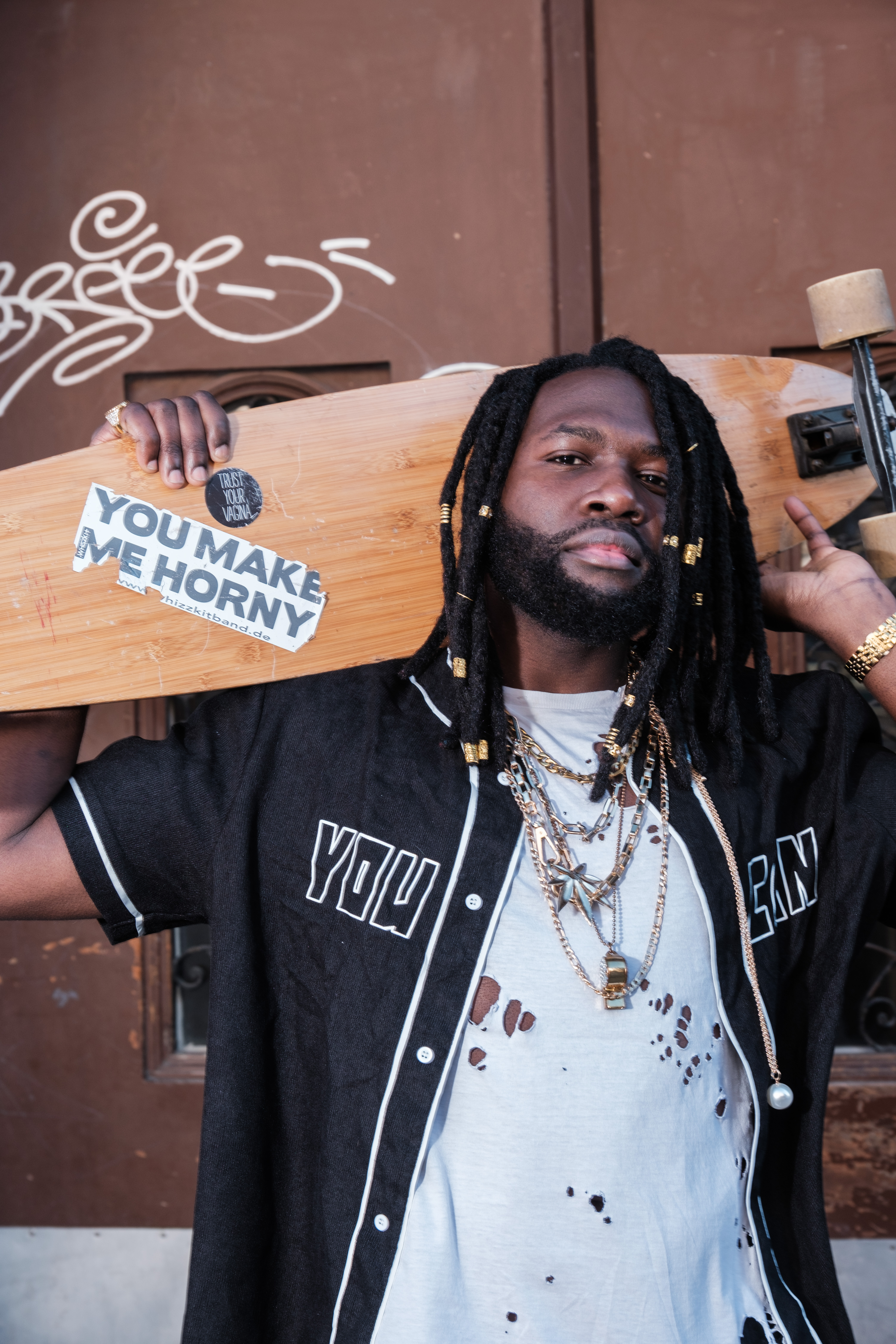 Longboard-Pose-MC-Rapper-Bling-Bling-On-Gravizin-GRAV!Z!N